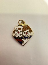 1973 VINTAGE 2X2 CM RAGGEDY ANN AND ANDY PENDANT 
