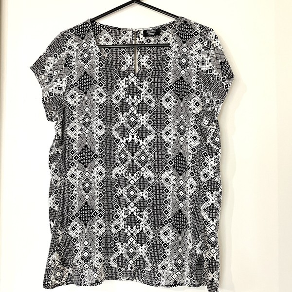 Jeanswest 100% Silk Short Sleeve Blouse Size 12 Black Beige Shirt Printed Top