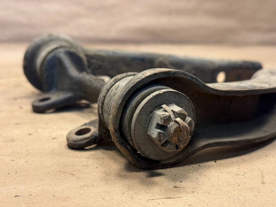 Conjunto de brazo de control superior delantero Triumph TR6 LH OEM IL06707 Foto 3 de 4