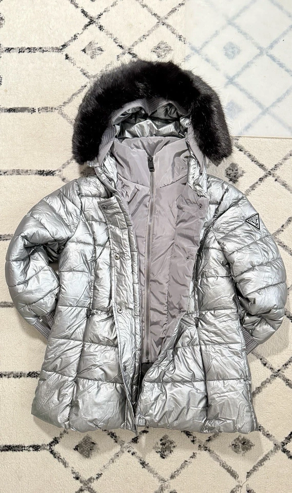 Jaqueta de inverno feminina GUESS cinza com capuz acolchoada com zíper frontal, tamanho M - Imagem 2 de 4