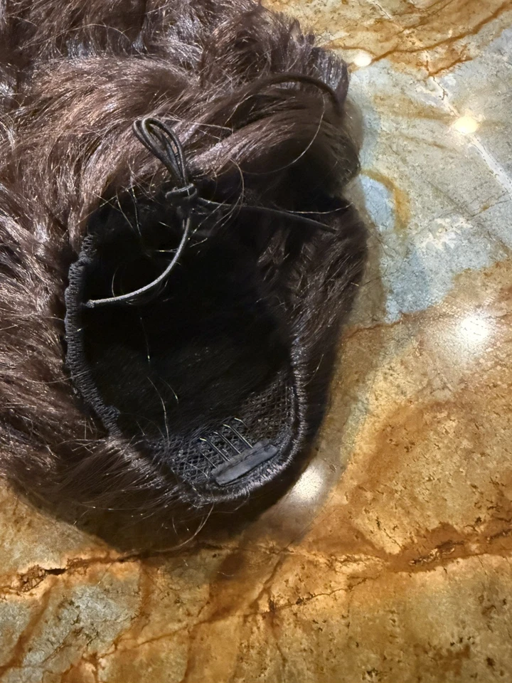 EXTENSIÓN COLA DE CABALLO SINTÉTICA.   27”. Marrón profundo. Cordón Foto 2 de 2