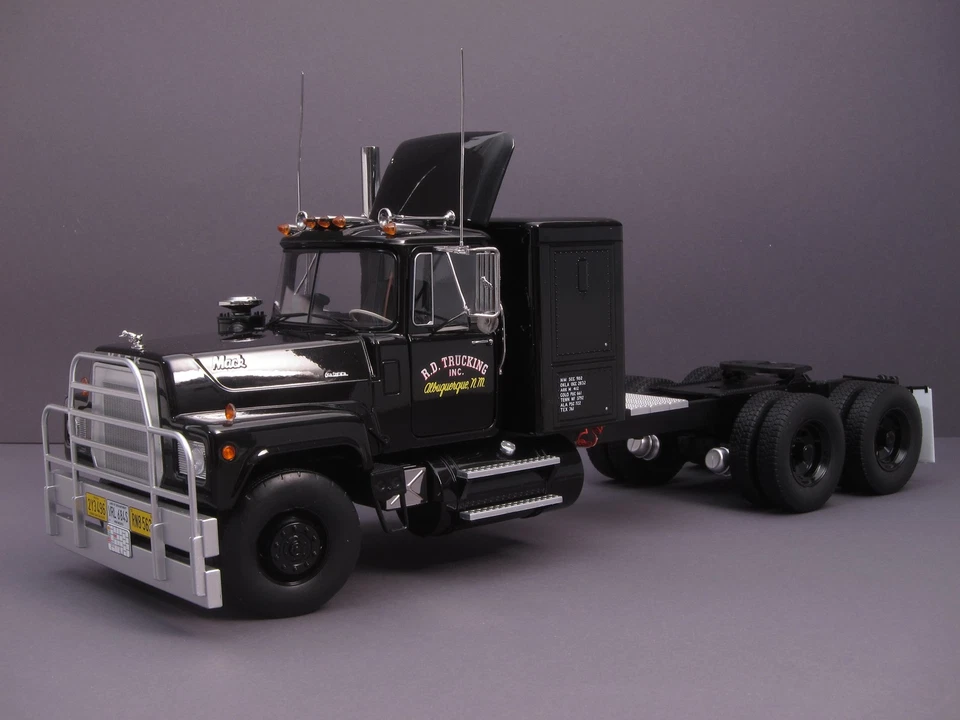 1/18 Road Kings Mack RL 700L - Rubber Duck - 1974 - schwarz - RK180171