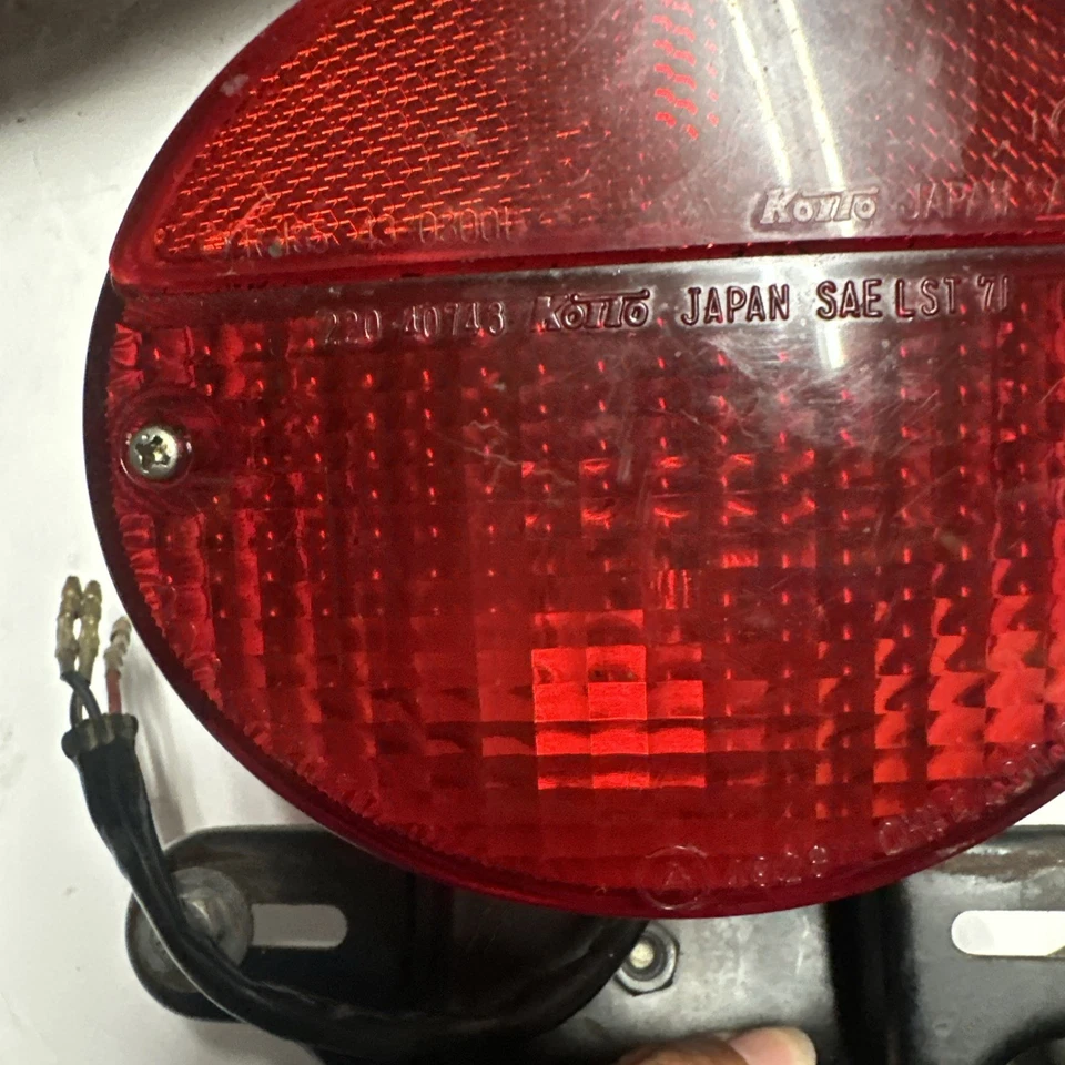 1973 Kawasaki Z1 900 luz de freio traseira original e suporte de montagem - Imagem 3 de 3