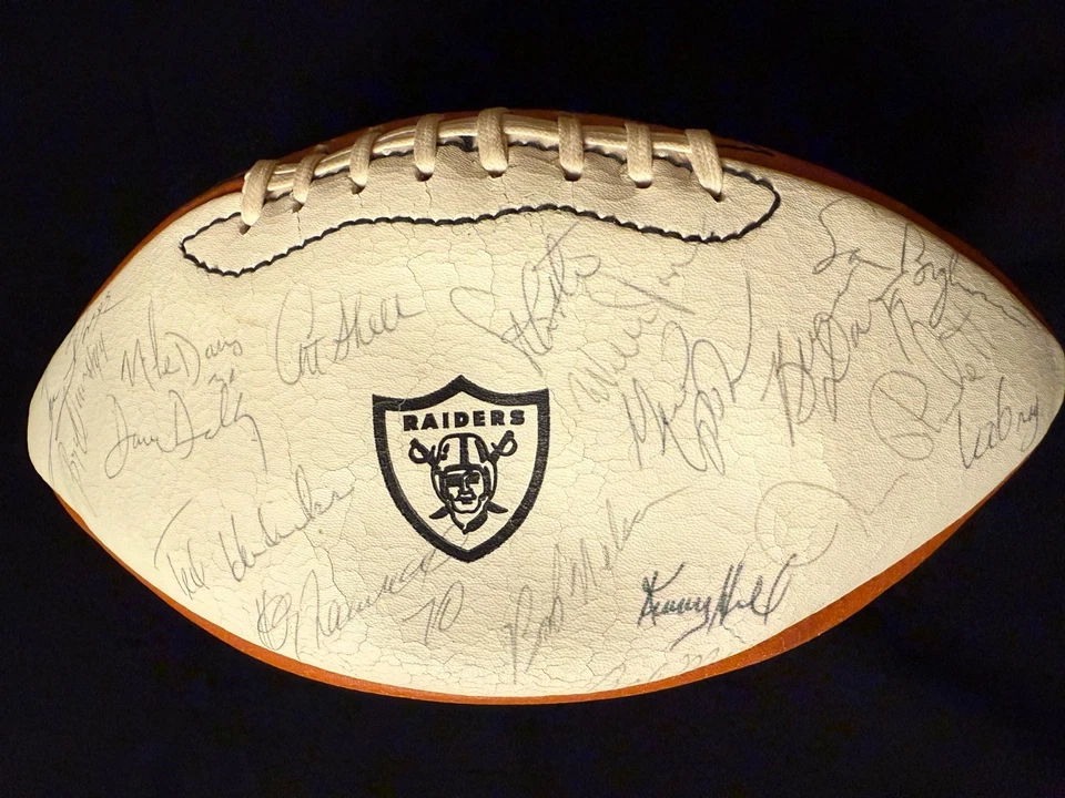 Fútbol americano firmado por el equipo Oakland Raiders 1981 - certificado PSA/DNA V12223 - Multi-HOF Foto 2 de 4