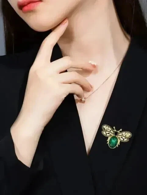 Broche prendedor de abeja miel esmeralda verde simulado corte ovalado de 2 quilates enchapado en oro amarillo de 14 k Foto 4 de 4