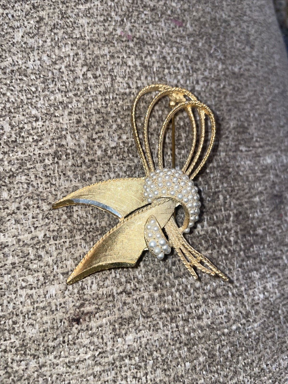 Broche Vintage Coro Baño Dorado Con Lentejuelas Blanco Pajarita Firmado