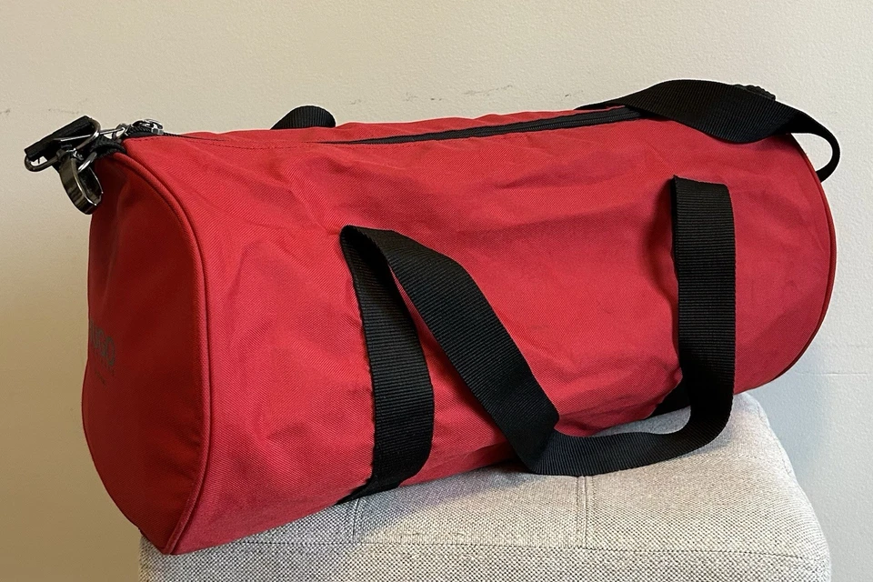 Bolso de mano Hugo Boss Parfums Weekender rojo y negro para pasar la noche Foto 2 de 4