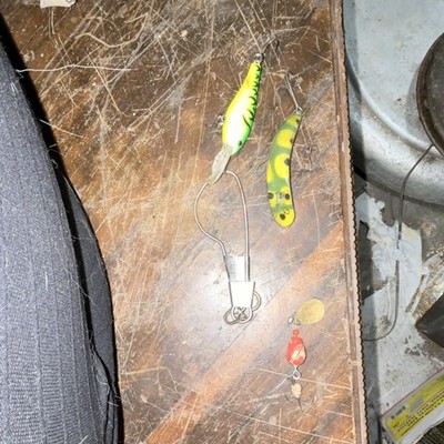 Crankbait Spinner Lures Set Fish Shape Green Yellow Red Plastic Metal 3pcs