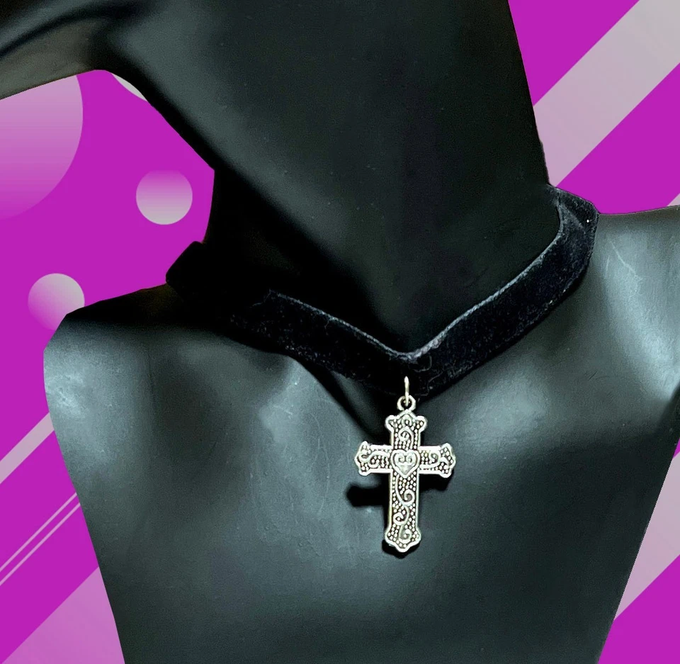 Gargantilha vintage de veludo preto com pingente de berloque de prata coração na cruz de videira - Imagem 4 de 4