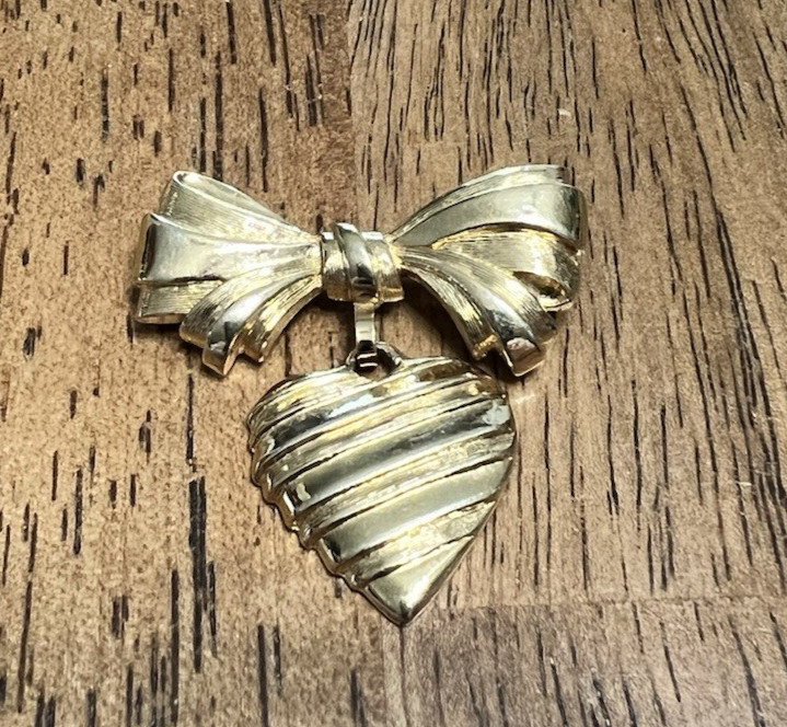 Vintage AVON  “I Love You Mother” Mom Heart Bow Dangle Gold Tone Pin Brooch