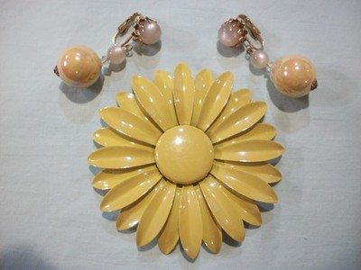 VTG MeTaL ENaMeL *GORGEOUS* IRIDESCENT YELLOW/ HUGE 3'' DAiSy/FLoWeR PiN (*READ*)
