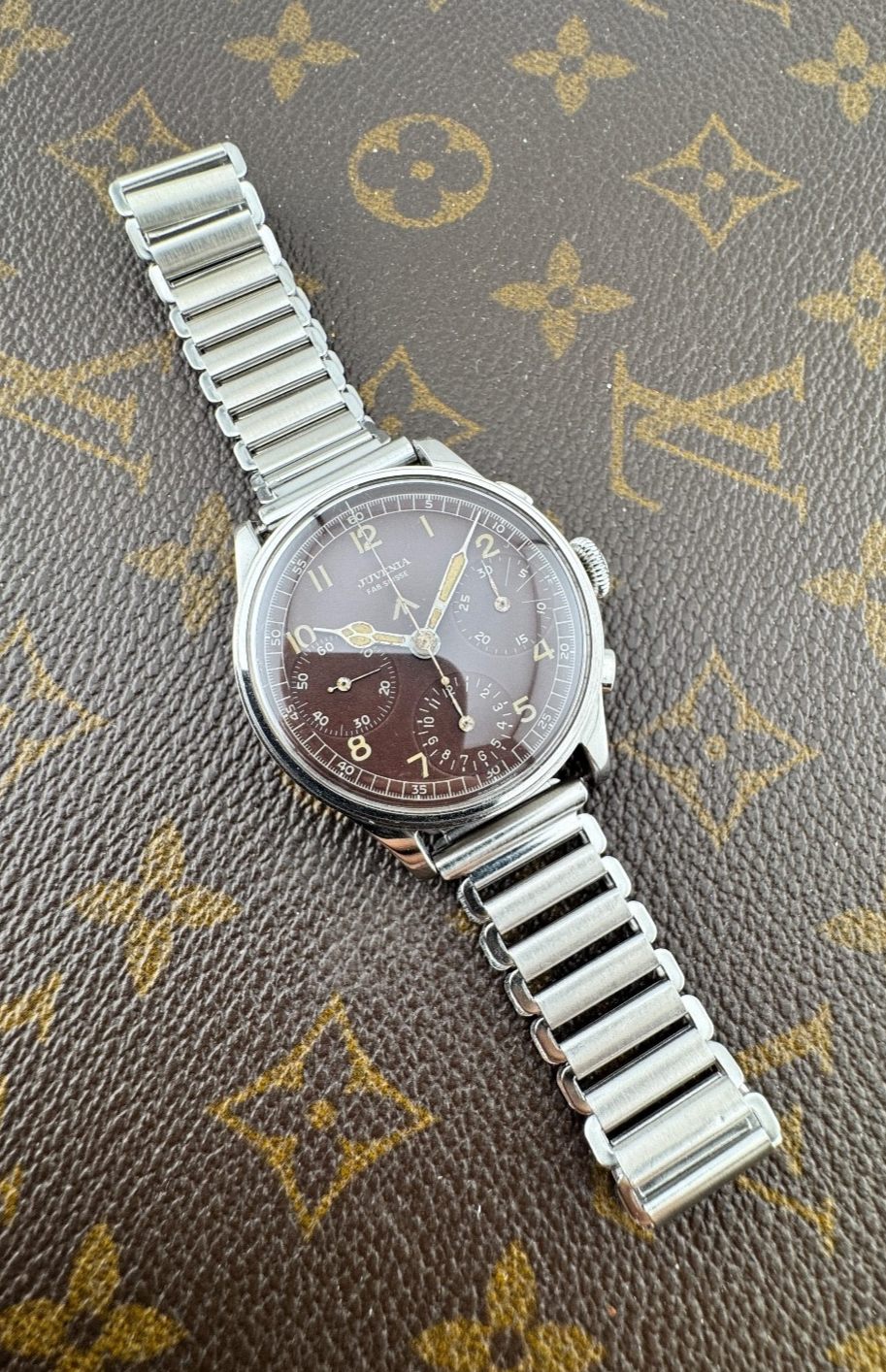 Juvenia Chronograph Valjoux 71 Staybrite Case Brown Dial Vintage