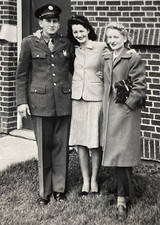 1940s WWII Military Man Soldier  Pretty Girls Ladies Original Real Photo P16z43