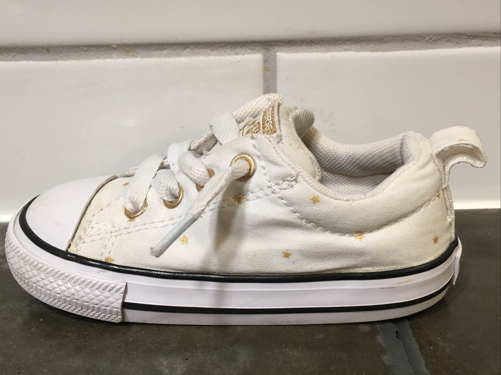 Toddler girls Converse All Star shoes size 7, white with gold stars