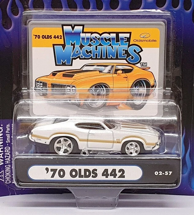 Muscle Machines 1/64 Scale 71161 02-57 - 1970 Oldsmobile 442 - White/Gold - Image 4 of 4