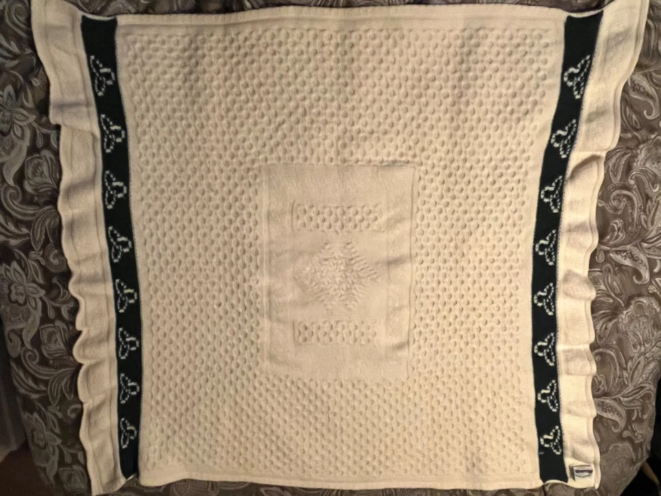 Manta de Lana Merino Nudo Trinidad Triquetra Artesanal Aran, Verde y Marfil, Irlanda Foto 2 de 4