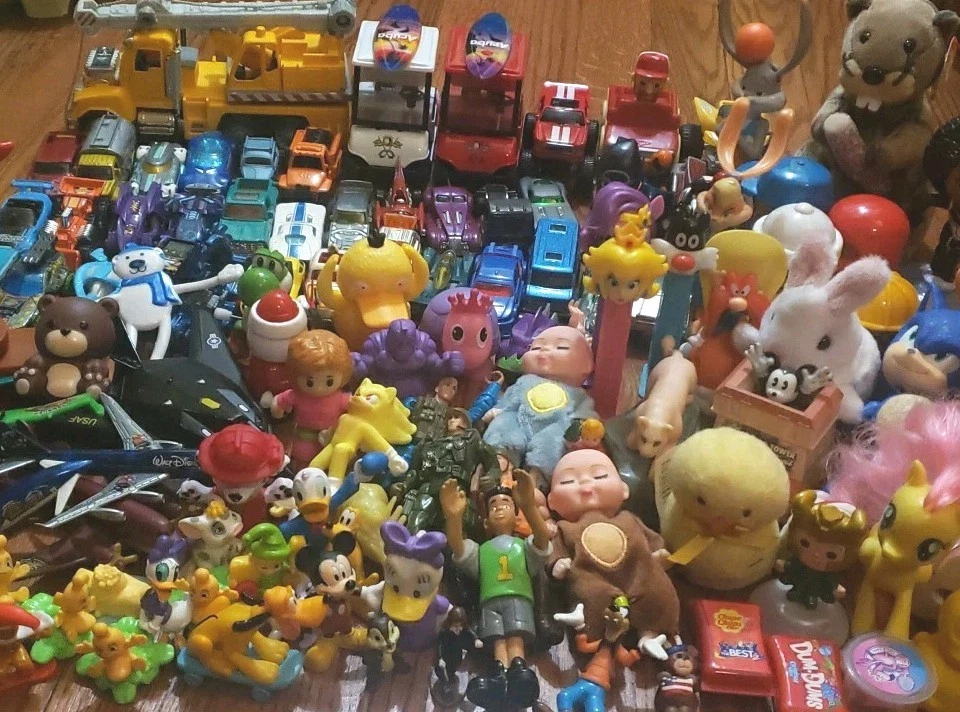 Gran Lote Mixto de Juguetes, Hot Wheels, Matchbox, Disney, McDonalds, ¡De Colección Ahora! 100+ Foto 2 de 4