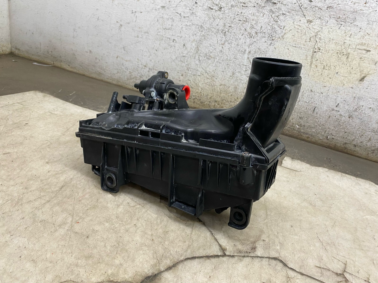 2020-2025 ASTON MARTIN DBX 4.0L LEFT ENGINE AIR CLEANER FILTER BOX HOUSING