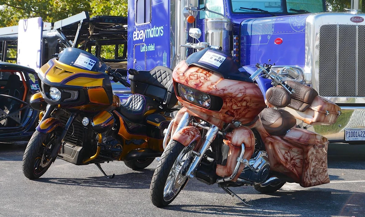 Bagger bikes: a 2015 Harley-Davidson Road Glide Special and a 2021 Indian Challenger.
