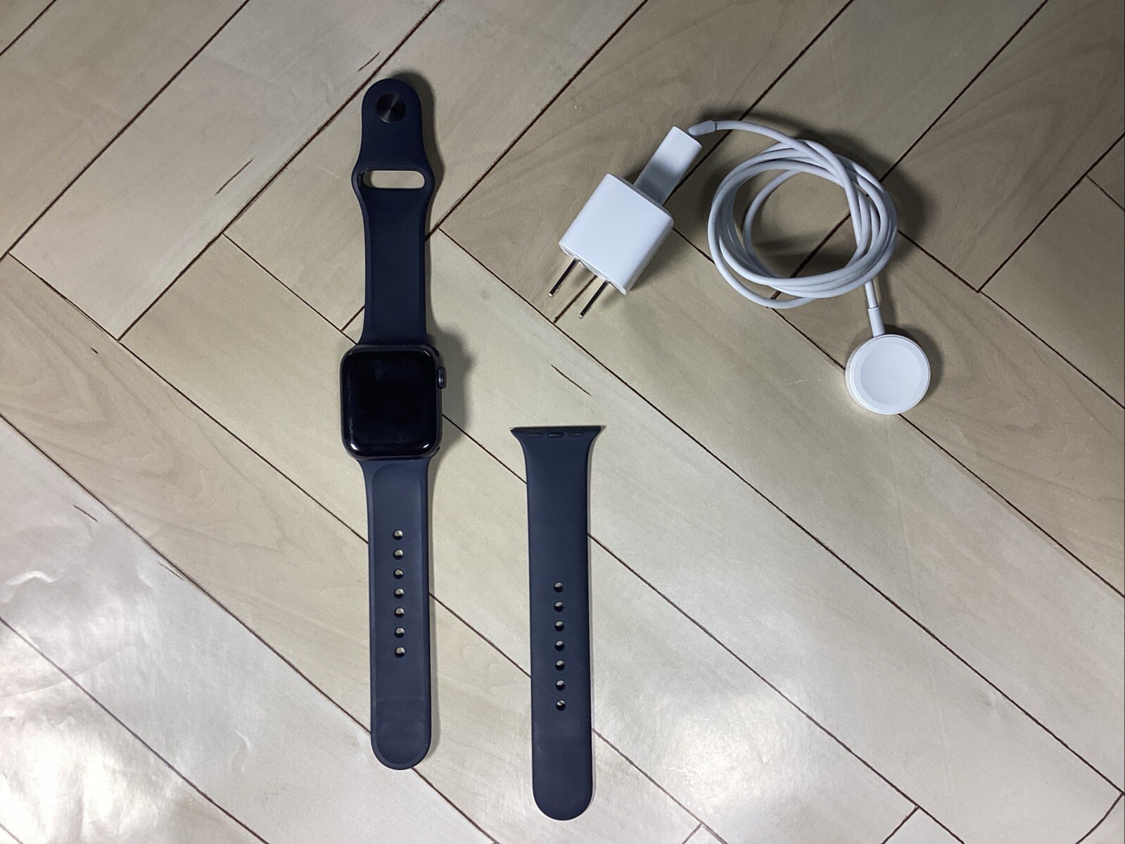 Apple Watch SE 40mm Aluminum Ceramic Case with Minor Glass Scratch-image