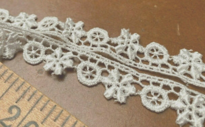 Venis Petite 5/8'' Vintage Scallop Lace Trim Pearl White 1yd Flowers & Circles