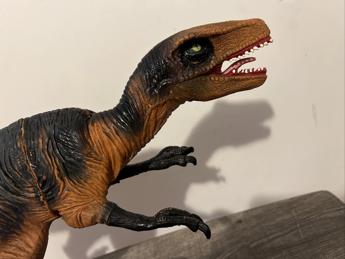 1999 Reign of The Dinosaur Velociraptor Swift Dino Tronics Wow Wee Jurassic  Park