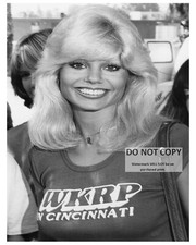 LONI ANDERSON WEARING "WKRP IN CINCINNATI" SHIRT - 8X10 PUBLICITY PHOTO (AA-439)