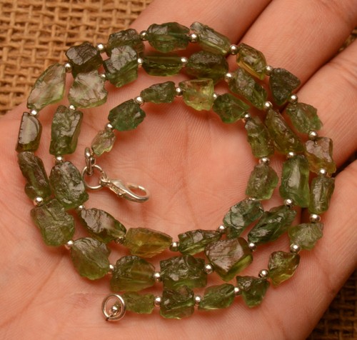 Collar de 17,5" con gemas de apatita verde natural tamaño de 7 a 11 mm cuentas en forma de pepita cruda - Imagen 3 de 5