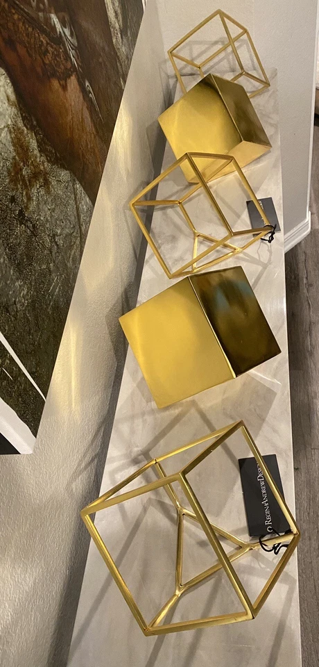 Regina Andrew Diseño Moderno y Decoración - Escultura Geométrica de Metal con Acabado Dorado Foto 3 de 4