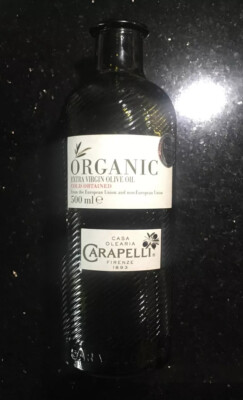 Leere Flasche einmal gehalten Bio Natives Olivenöl Extra