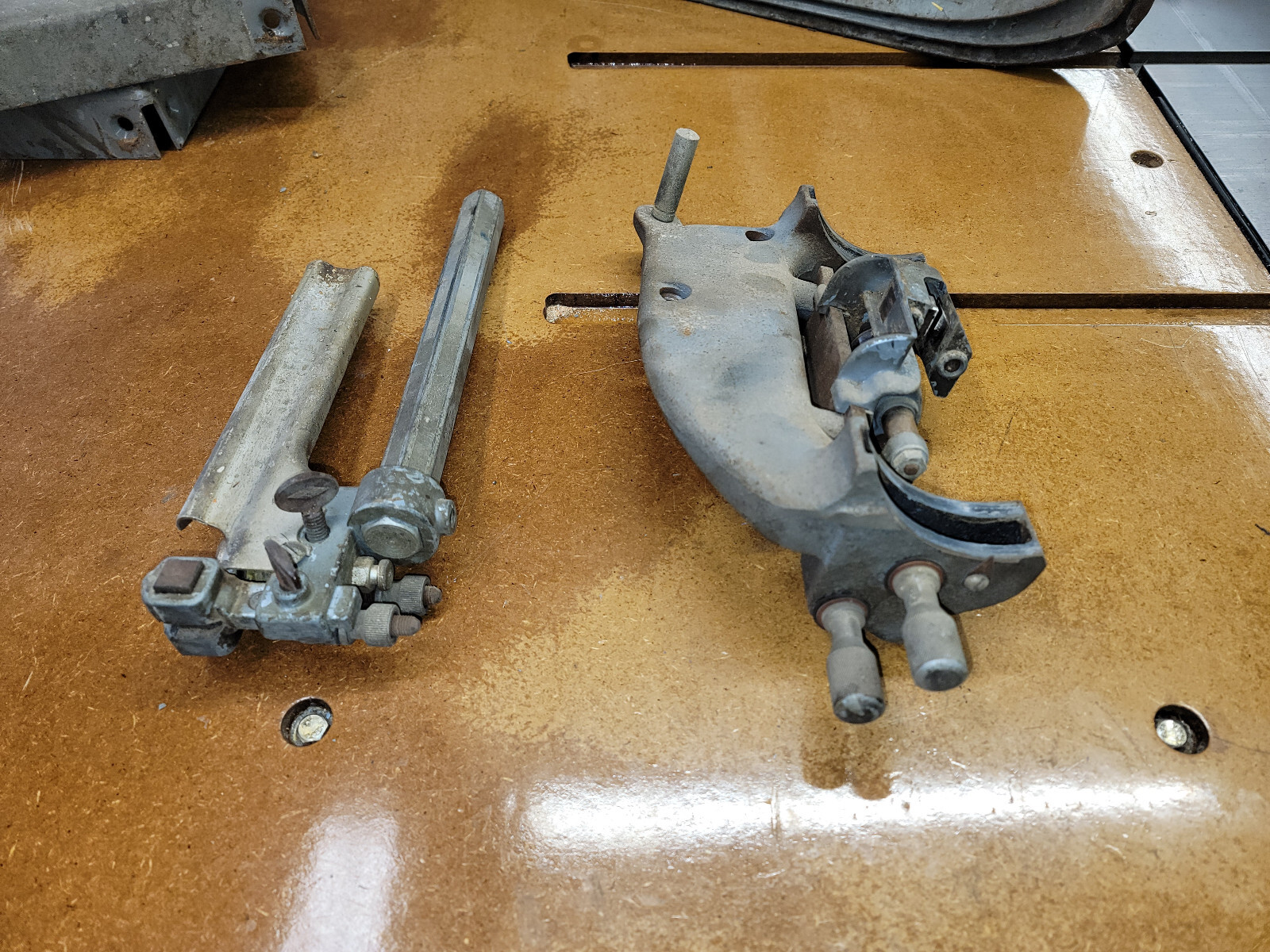 Delta Rockwell 14" Bandsaw Trunnion Support With Lower and upper blade