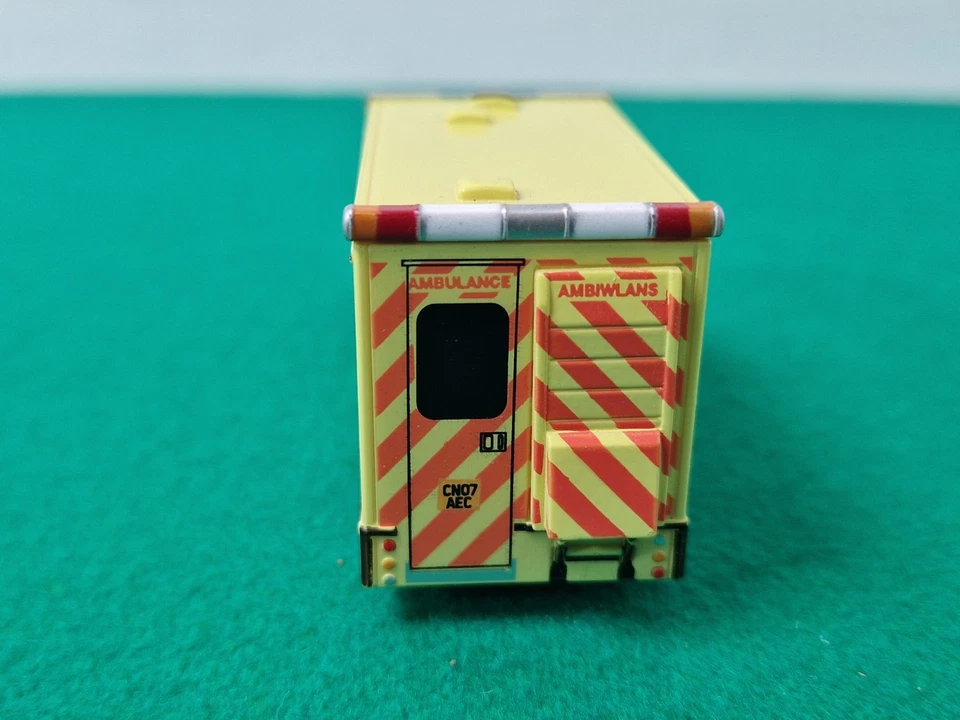 OXFORD DIECAST 1:76 OO Gauge Mercedes-Benz Sprinter Welsh Ambulance Service — 第 4/4 张图片