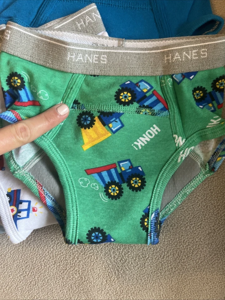 Paquete de 6 calzoncillos Hanes Potty Trainer para niños pequeños que absorben la humedad talla 2T - 3T Foto 3 de 4