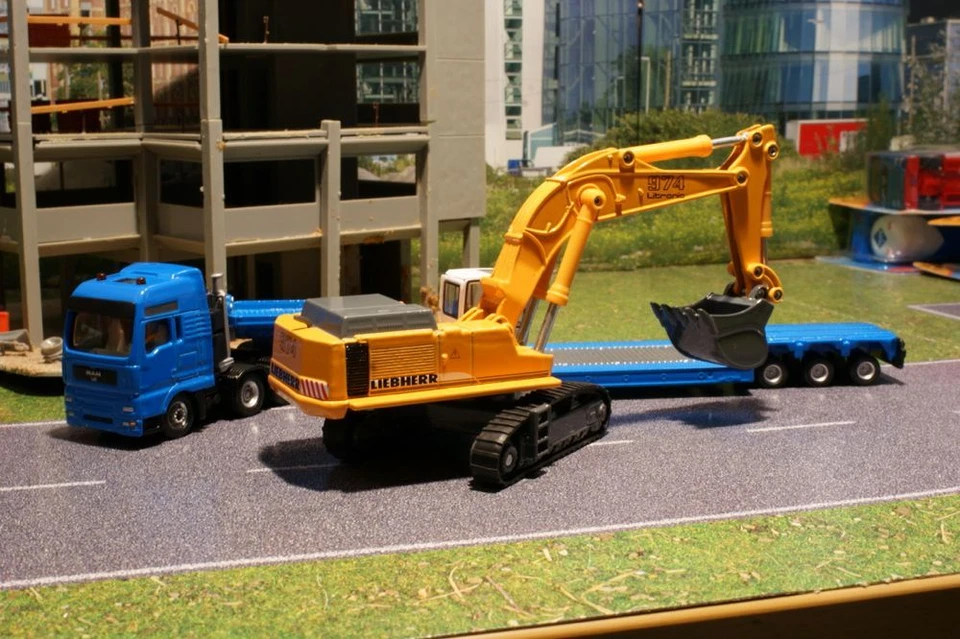 Siku 1847 - MAN Heavy Haulage Low Loader with Liebherr 974 Excavator H0 1:87 - Image 4 of 4