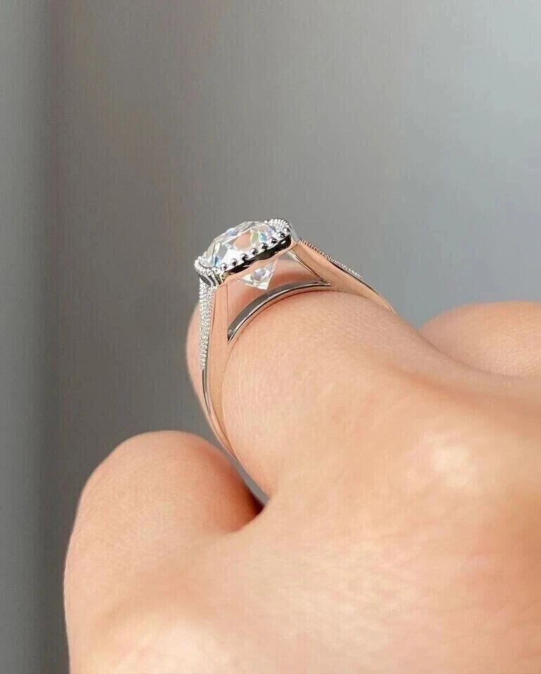 Anillo de oro blanco de 14 k con diamantes cultivados en laboratorio certificado IGI E VVS2 corte cojín de 2,10 quilates Foto 4 de 4