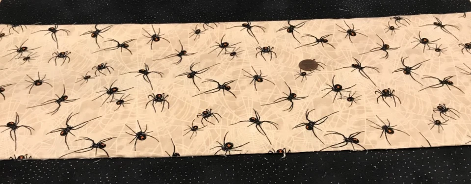Araña negra * Telas blancas * en bronceado * Telas Andover * Resto 100 % algodón * 8" x 21" Foto 3 de 4