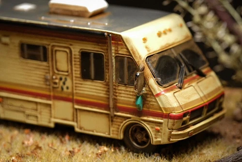 1:64 Greenlight Breaking Bad RV Bus Model with Custom Weathering - Picture 3 of 12