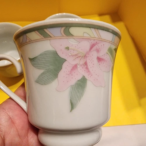 White w/ Pink Lilly  Footed Mugs - New in Box - Retired Set of 4 Gibson Saratoga