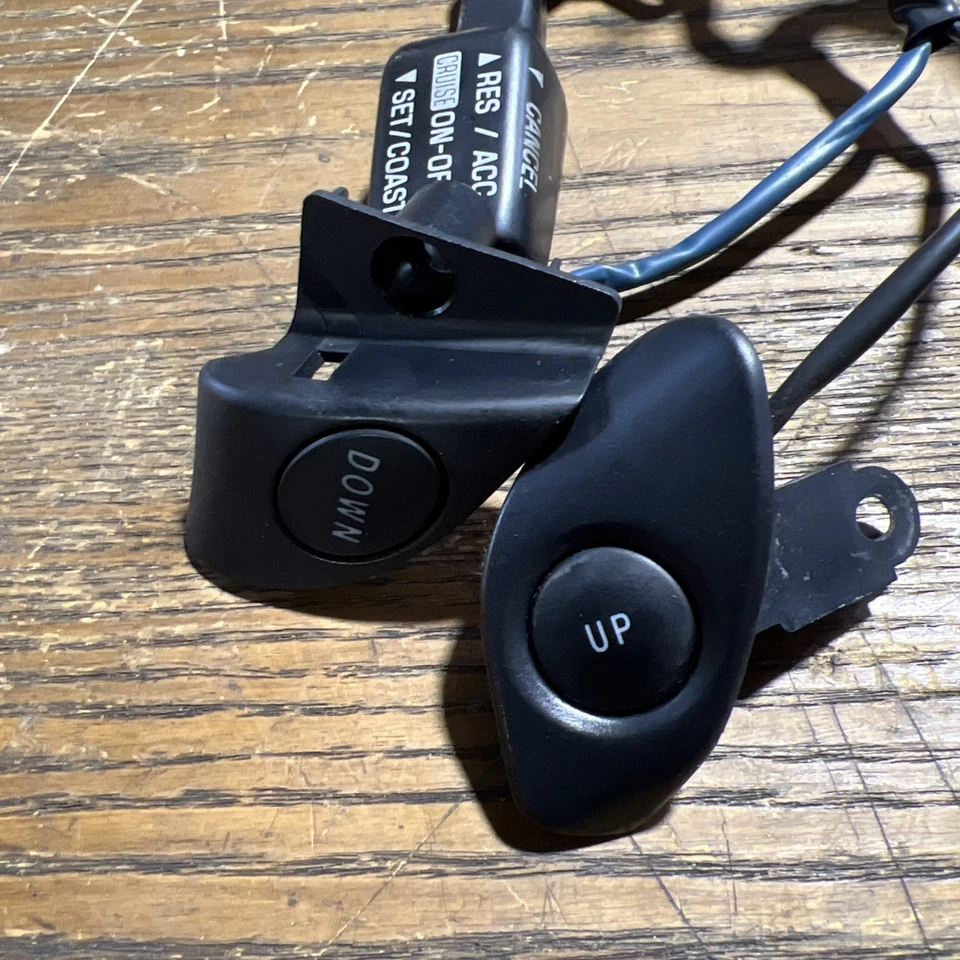 Lexus IS300 2001-2005 botones de cambio e interruptores de volante de control de crucero Foto 3 de 4