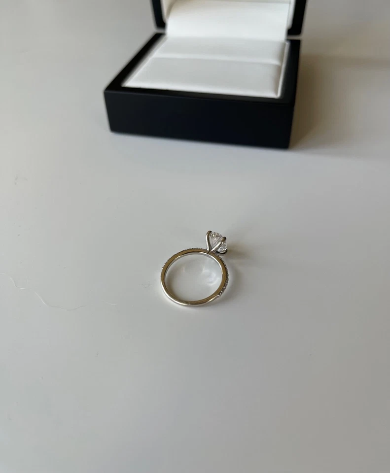 Anillo de compromiso de diamantes ovalados creados en laboratorio/oro blanco Mia Donna "Olivia" Foto 4 de 4