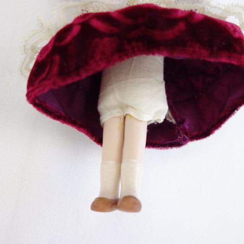 "Muñeca Bisque de Porcelana Vestida con Vestido de Terciopelo Victoriano Adorno Colgante 7" - Imagen 6 de 6