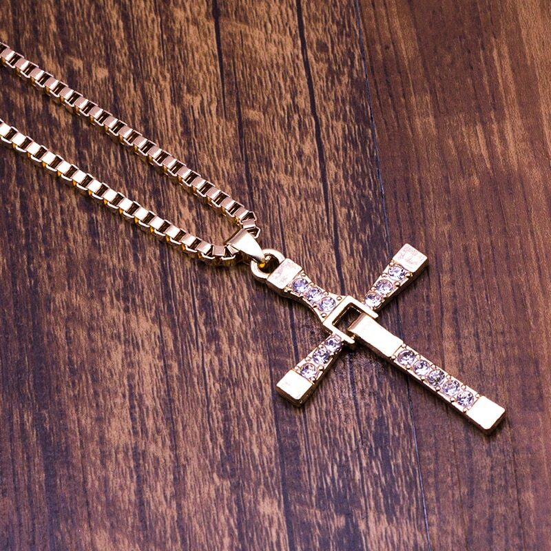 Collier croix Fast and Furious en acier dore 52 cm pour homme