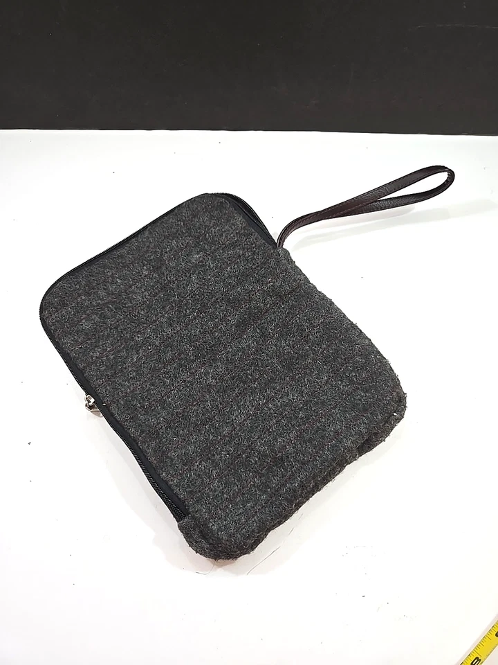 Virgin Atlantic Upperclass Gray Felt Amenity Bag Vertical Zipper Pouch - Image 2 of 4