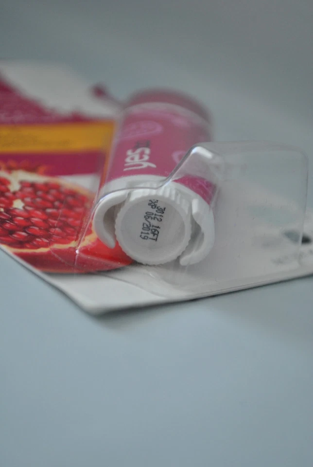 Bálsamo labial Yes to Pomegranate naturalmente suave 0,15 oz (paquete de 1) Foto 3 de 3