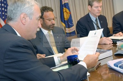 NASA ADMINISTRATOR READING COLUMBIA ACCIDENT REPORT AT HEADQUARTERS 20 4X6 PHOTO