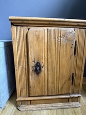 Hängeschrank Weichholz Alpenländisch Um 1700 .  Dimension: 54 CM / 42 CM