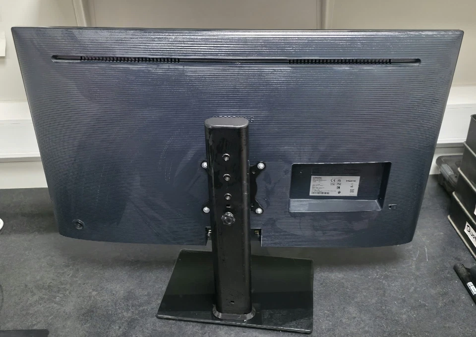 Samsung 32" U32J590UQU LED Monitor 4K UHD HDMI DP 60Hz 4ms AMD Freesync - Image 3 of 4