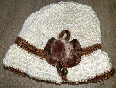 womens ivory/white BROWN KNIT HAND MADE LARGE WINTER HAT FEATHERS BOW BEAD NICE