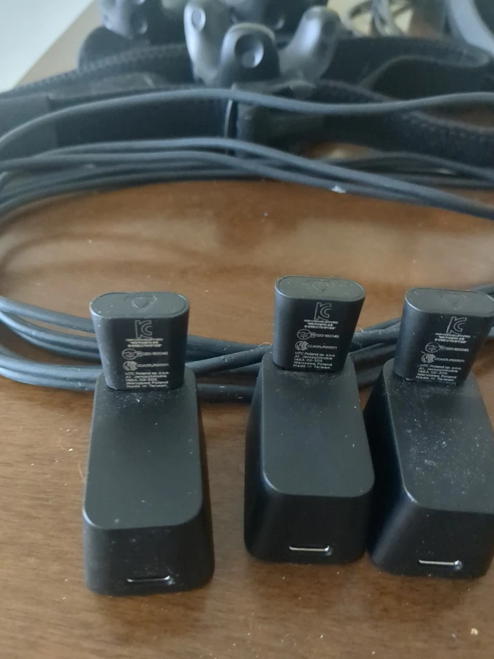 HTC Vive 3.0 Tracker + Straps + Dongles  - Image 2 of 4