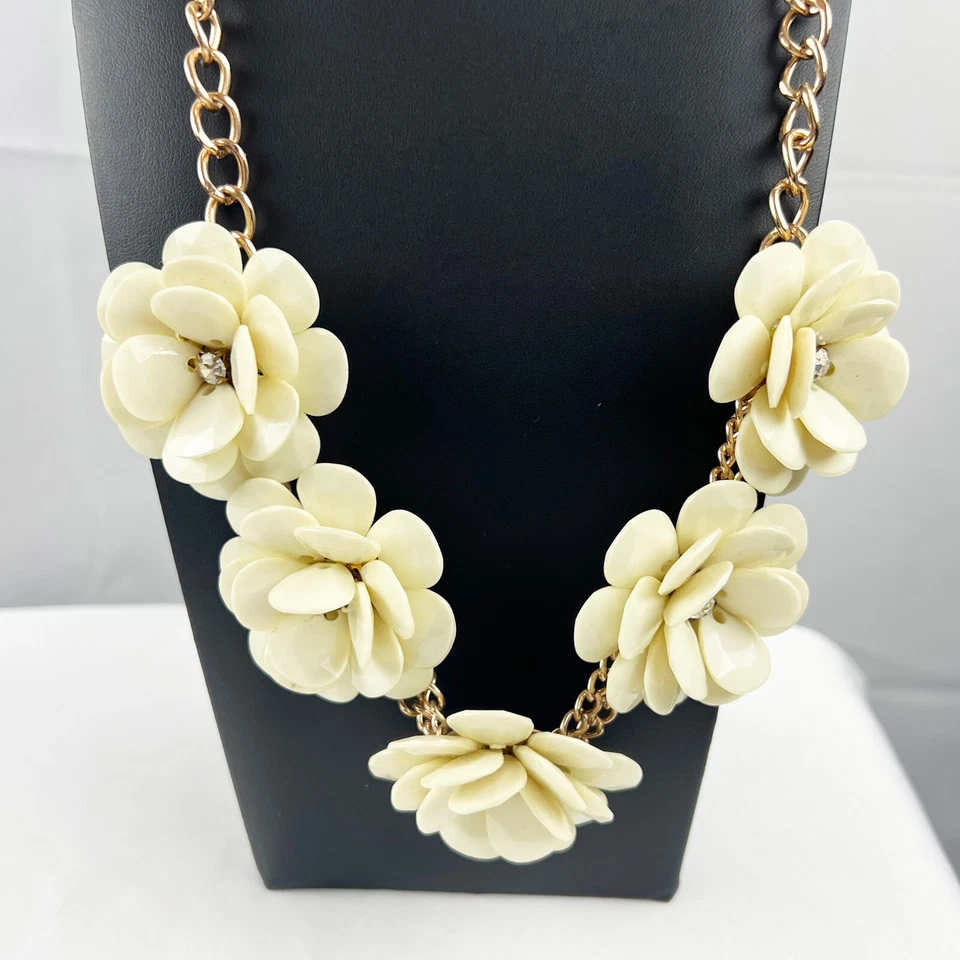 Collar Flor Gardenia Blanco, Grandes Flores Plástico, Cadena Oro, Baublebar De Colección Foto 2 de 4